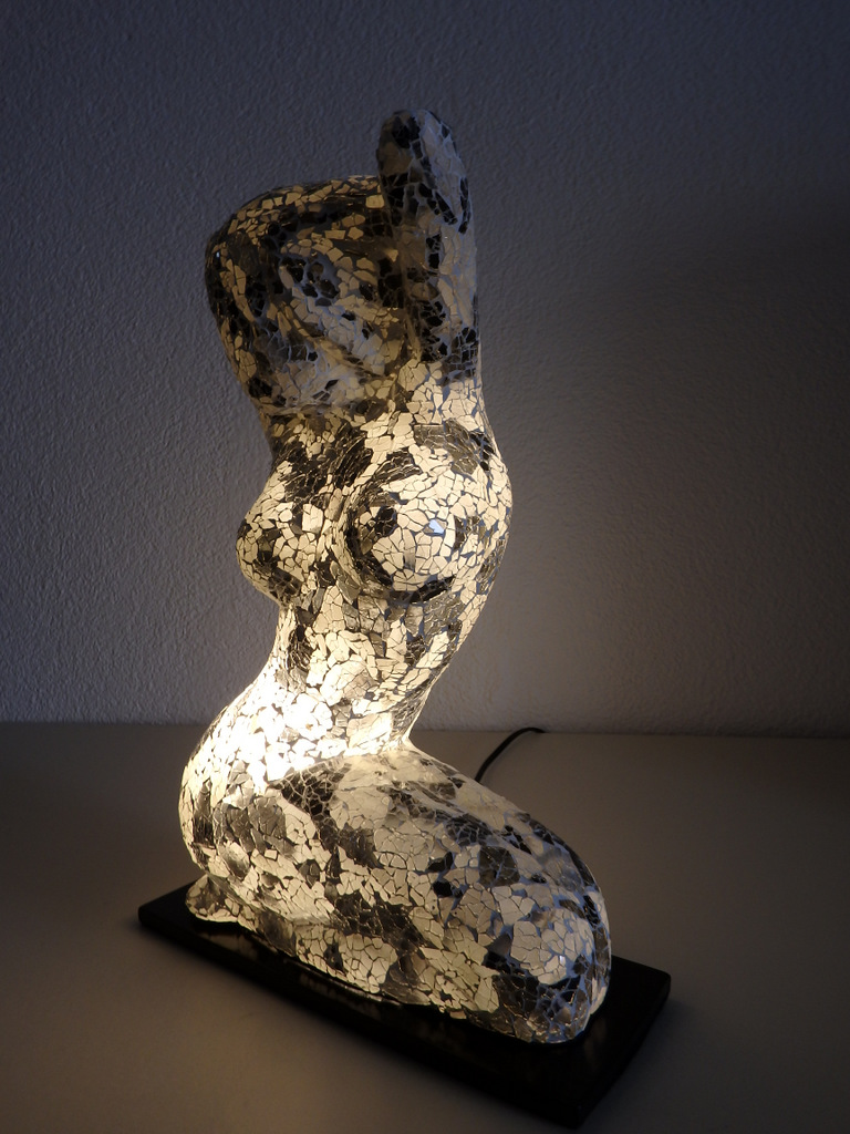 Stolná lampa Sediaca žena, 45 cm,  ručná práca