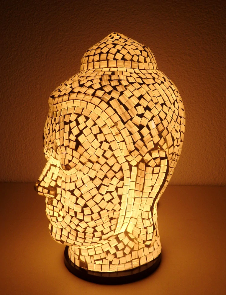 Stolná lampa biela, hlava Buddha,38 cm, ručná práca, mozaika
