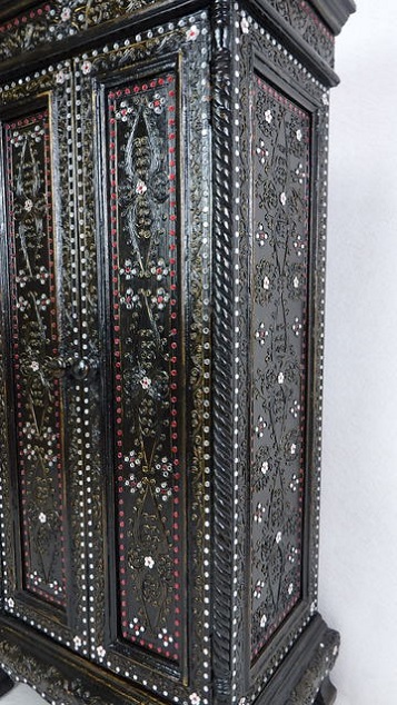 Skrinka CASTLE black, ručná práca, exotické drevo