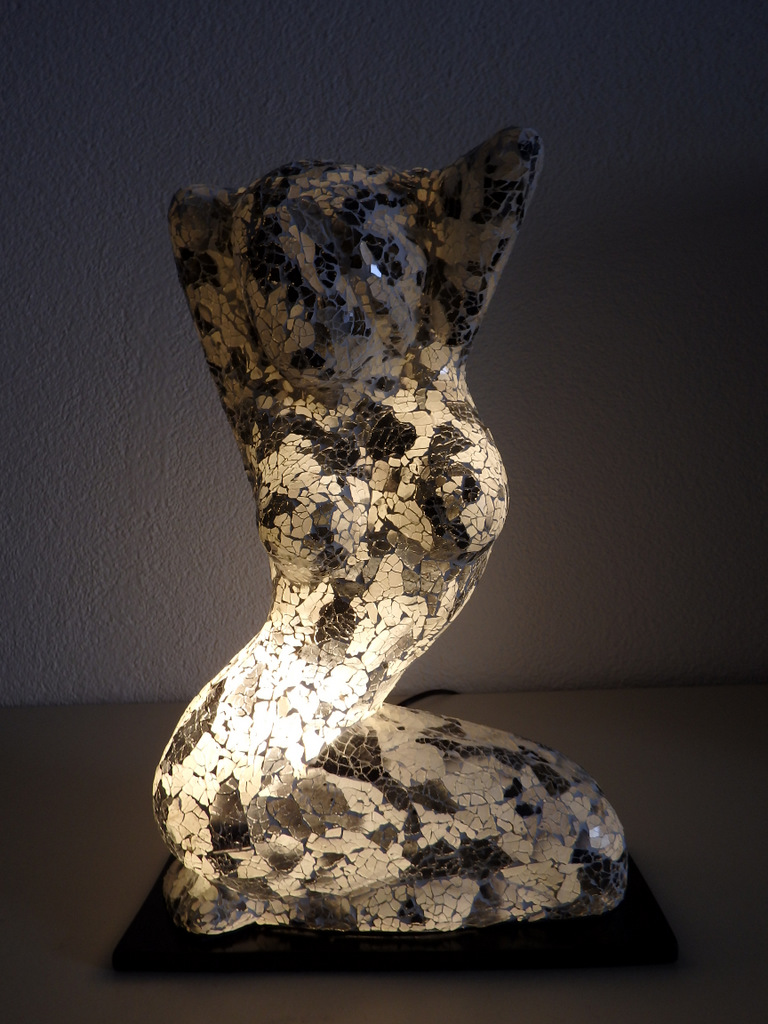 Stolná lampa Sediaca žena, 45 cm,  ručná práca