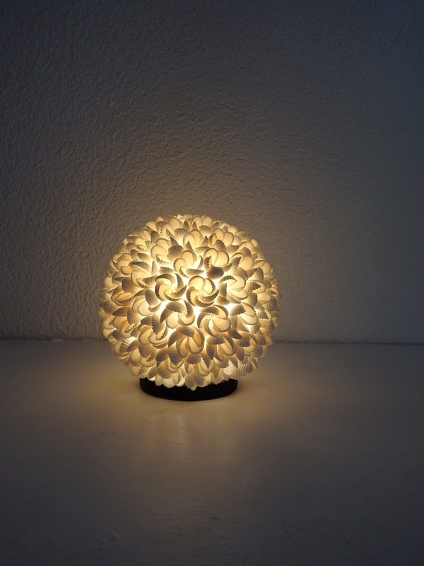 Stolná lampa biela, guľa z pravých mušlí