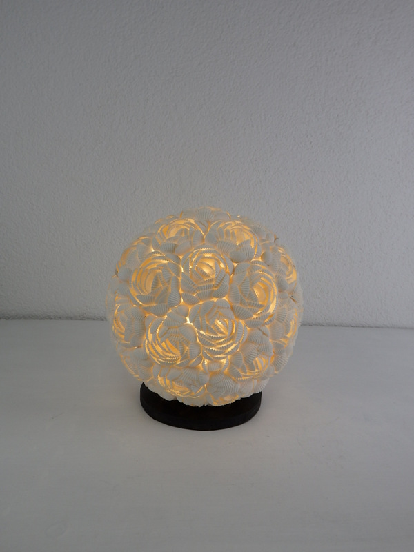 Stolná lampa biela, guľa z pravých mušlí, ručná práca