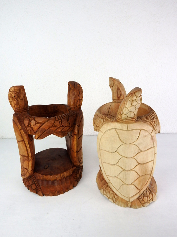 Stojan na víno VESELÉ KORYTNAČKY, exotické drevo, ručná práca