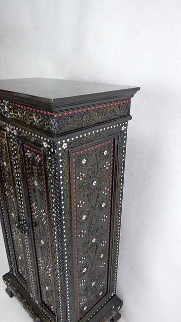 Skrinka CASTLE black, ručná práca, exotické drevo