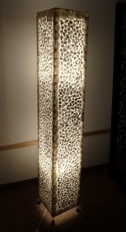 Stojacia lampa biela s pravej perlete, ručná práca