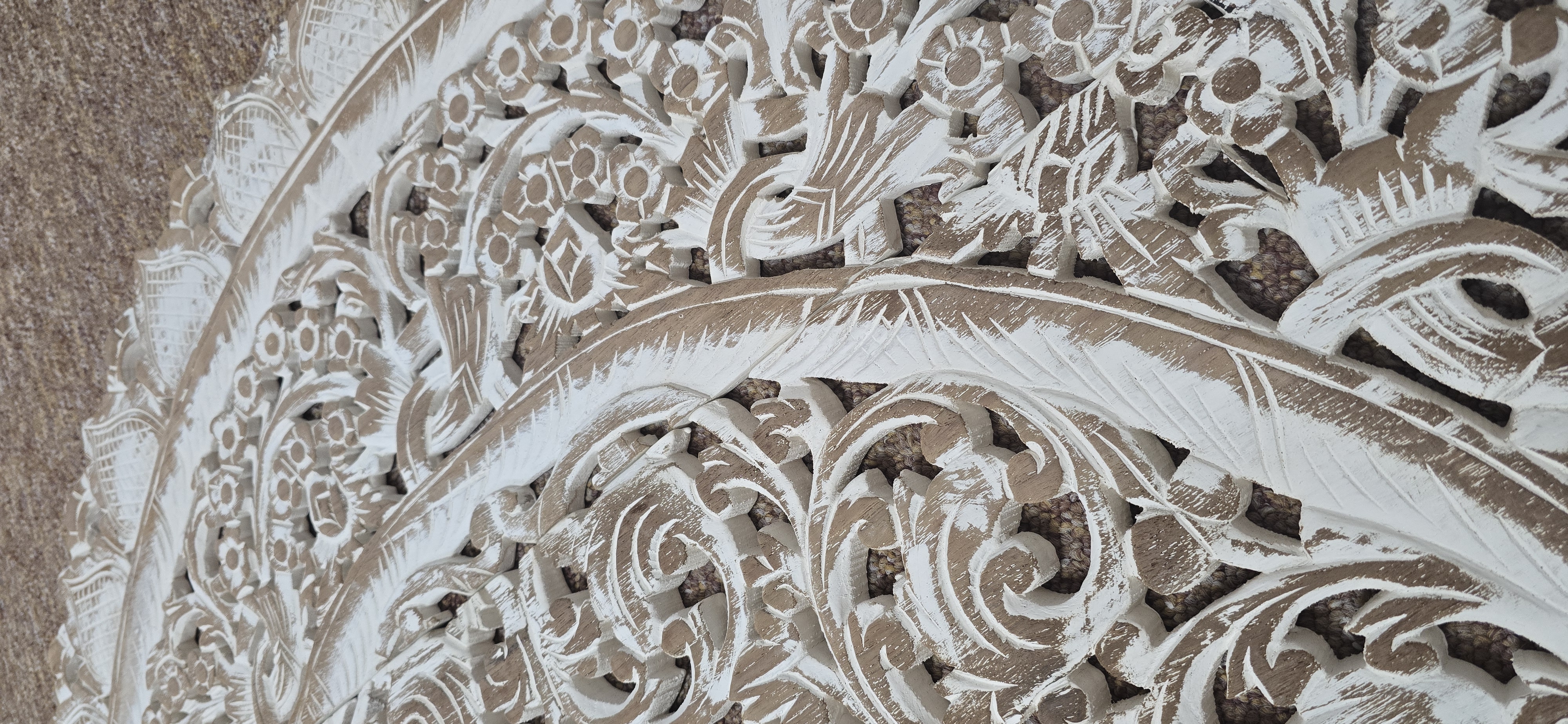 Ručne vyrezávaná  mandala z teaku,120 cm, biela patina