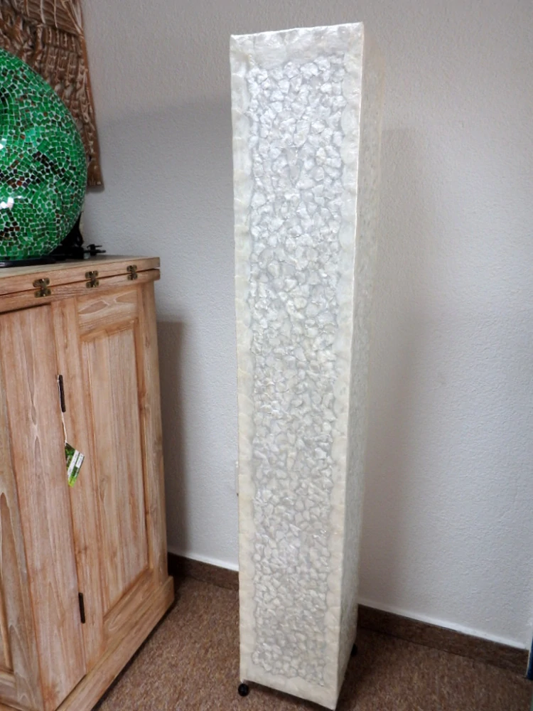 Stojacia lampa biela s pravej perlete, ručná práca