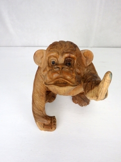 Soška OPICA prst hore, 20 cm, exotické drevo, ručná práca